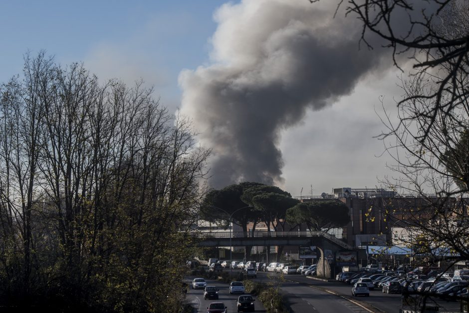 Italijos šiukšlių krizę pakurstė gaisras atliekų tvarkymo gamykloje