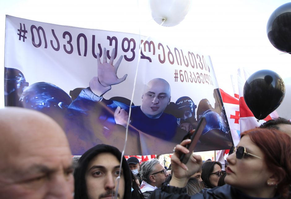 Sakartvele tūkstančiai žmonių išėjo į gatves protestuoti prieš opozicijos lyderio areštą