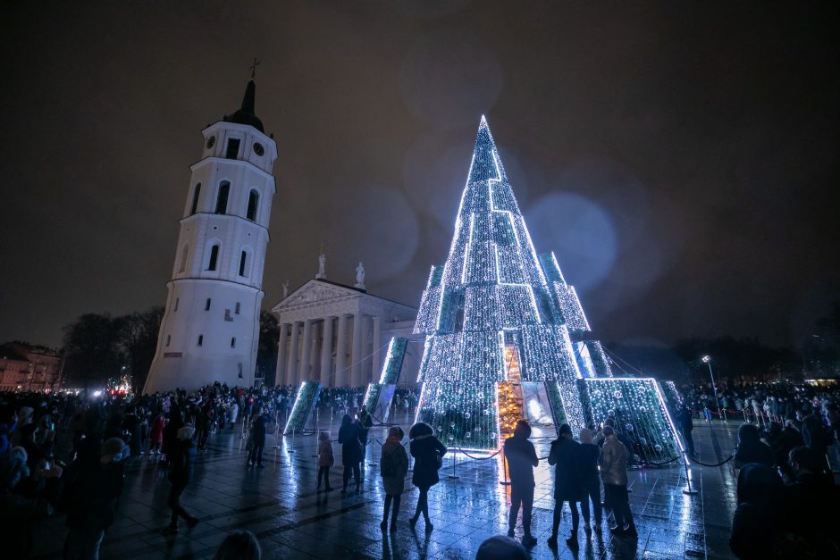 Sostinėje įžiebta siurreali Kalėdų eglė