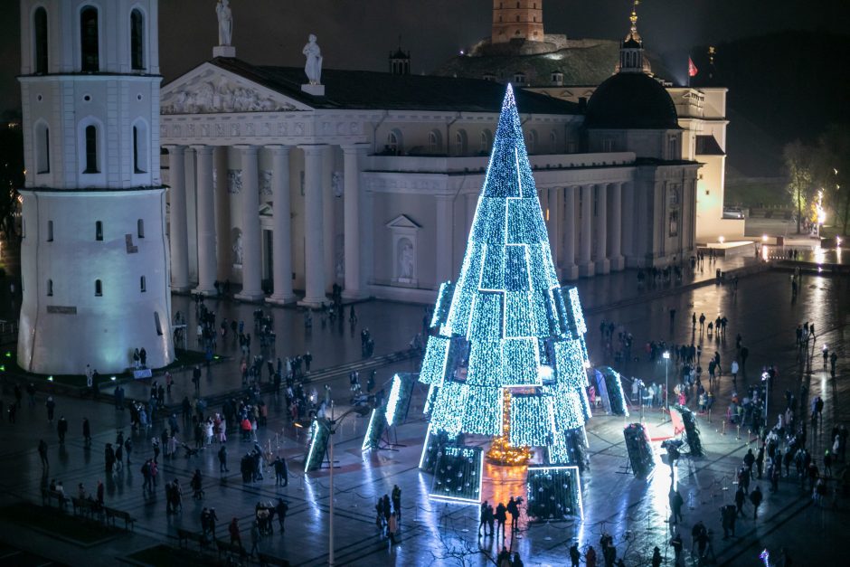 Sostinėje įžiebta siurreali Kalėdų eglė