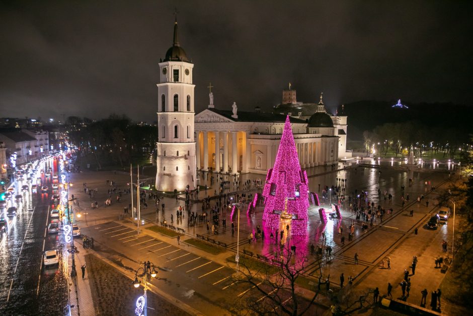 Sostinės Kalėdų eglės: ar šių metų siurrealioji pranoks pernykštę šachmatų karalienę?