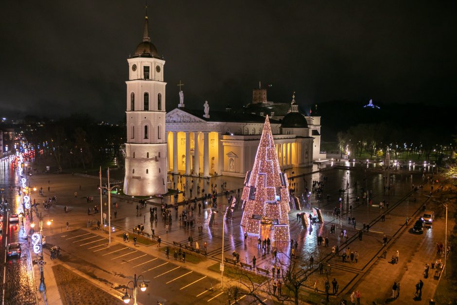 Sostinėje įžiebta siurreali Kalėdų eglė