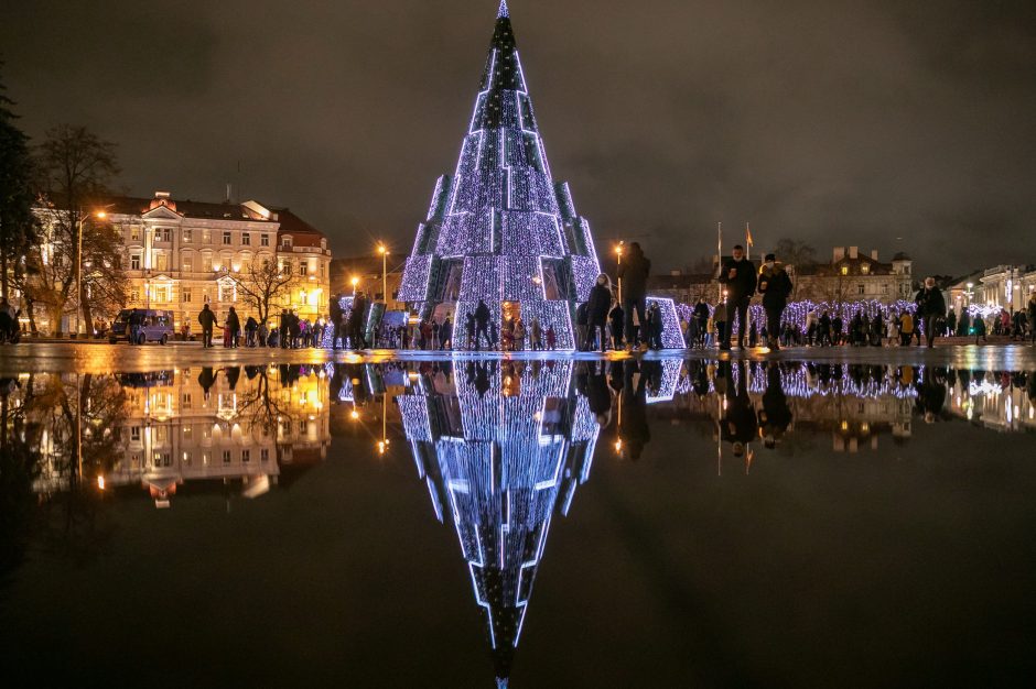 Sostinės Kalėdų eglės: ar šių metų siurrealioji pranoks pernykštę šachmatų karalienę?