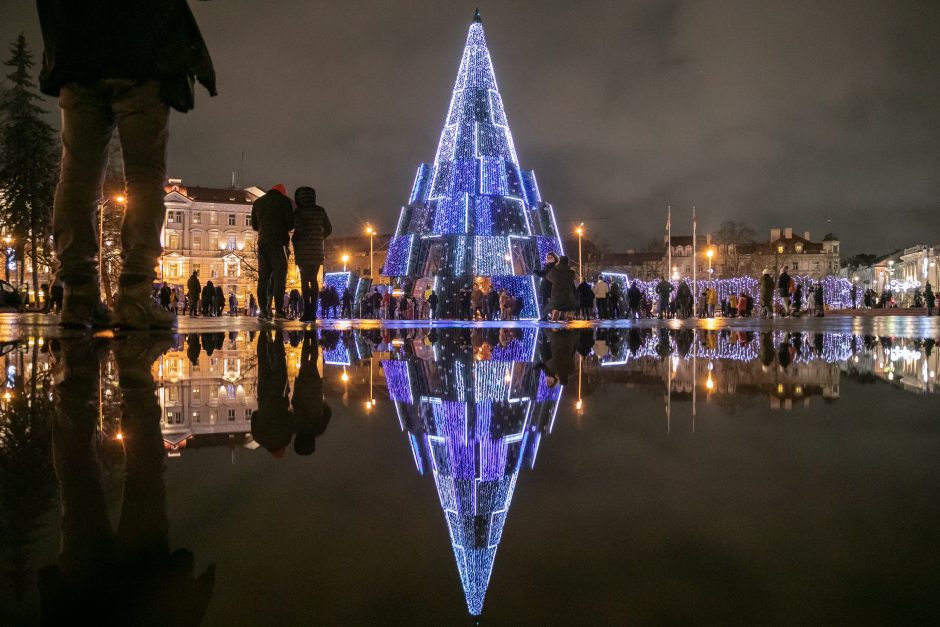 Sostinėje įžiebta siurreali Kalėdų eglė