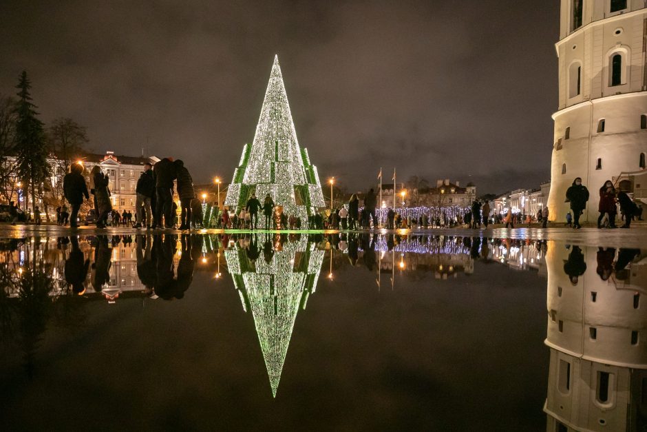 Sostinėje įžiebta siurreali Kalėdų eglė