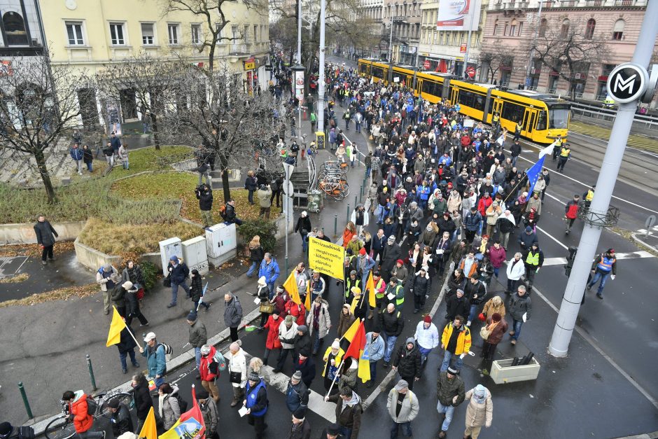 Tūkstančiai vengrų protestuoja dėl naujų viršvalandžių įstatymų
