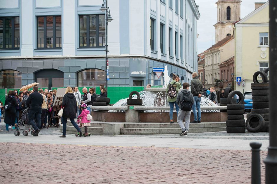 Rotušės aikštėje sukrautos padangų krūvos atkreipė net pareigūnų dėmesį