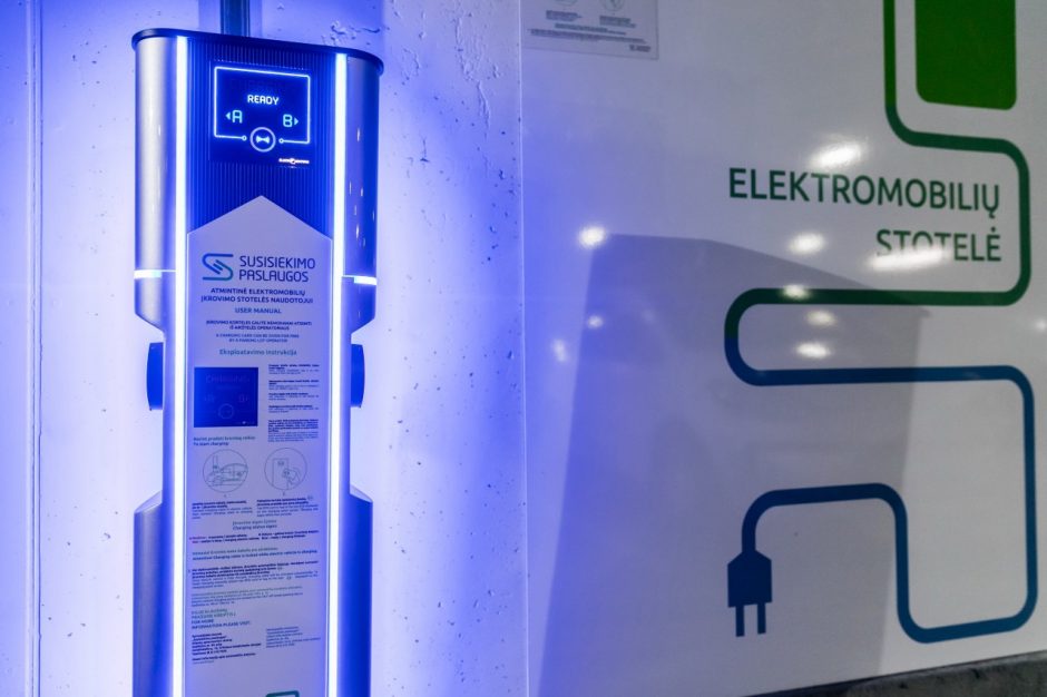 Savivaldybė svarsto leisti EV raidėmis žymėtus elektromobilius parkuoti nemokamai