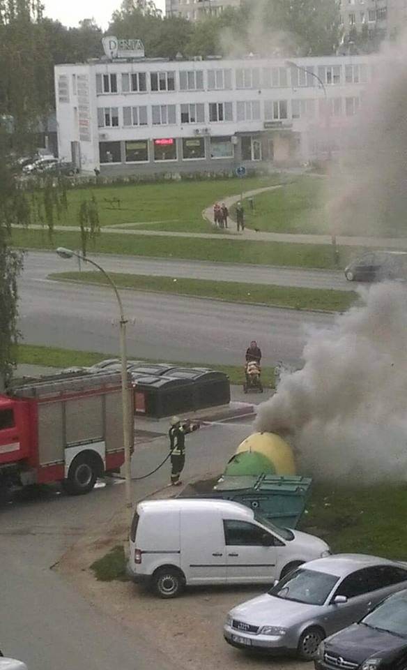 Ugniagesiai skubėjo gesinti V. Krėvės prospekte smilkstančio šiukšlių konteinerio