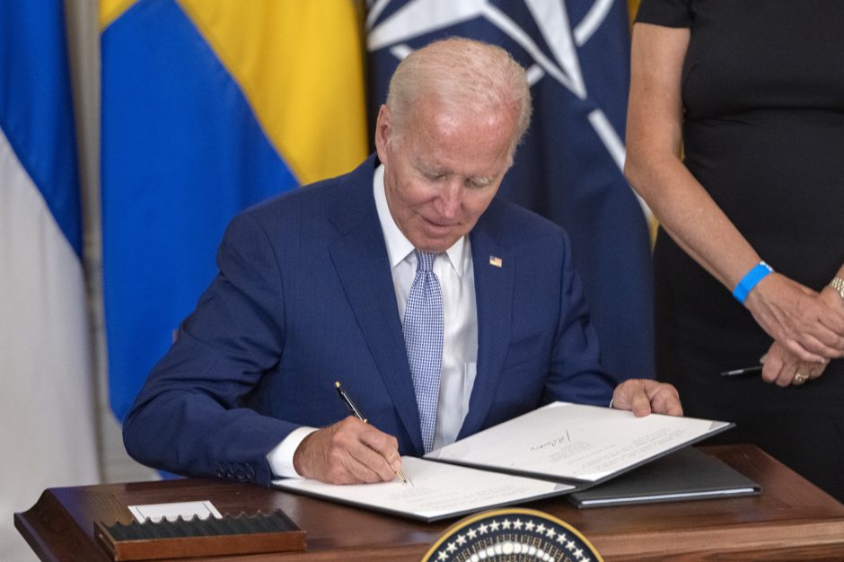 J. Bidenas patvirtino Suomijos ir Švedijos stojimo į NATO paraiškų ratifikavimą