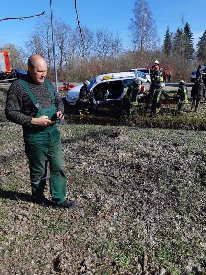 Jonavoje susidūrus taksi automobiliui ir motociklui nukentėjo keturi žmonės