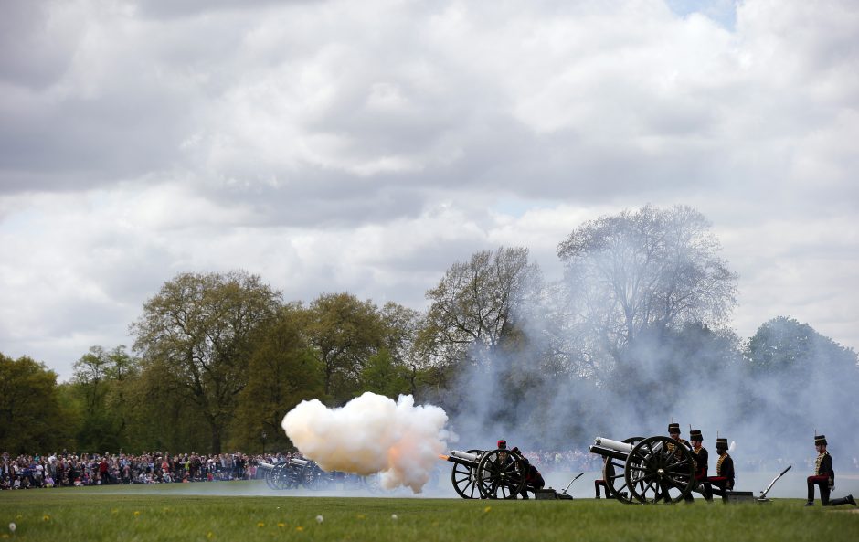 Britanijos princesės Charlotte gimimas paminėtas patrankų salvėmis