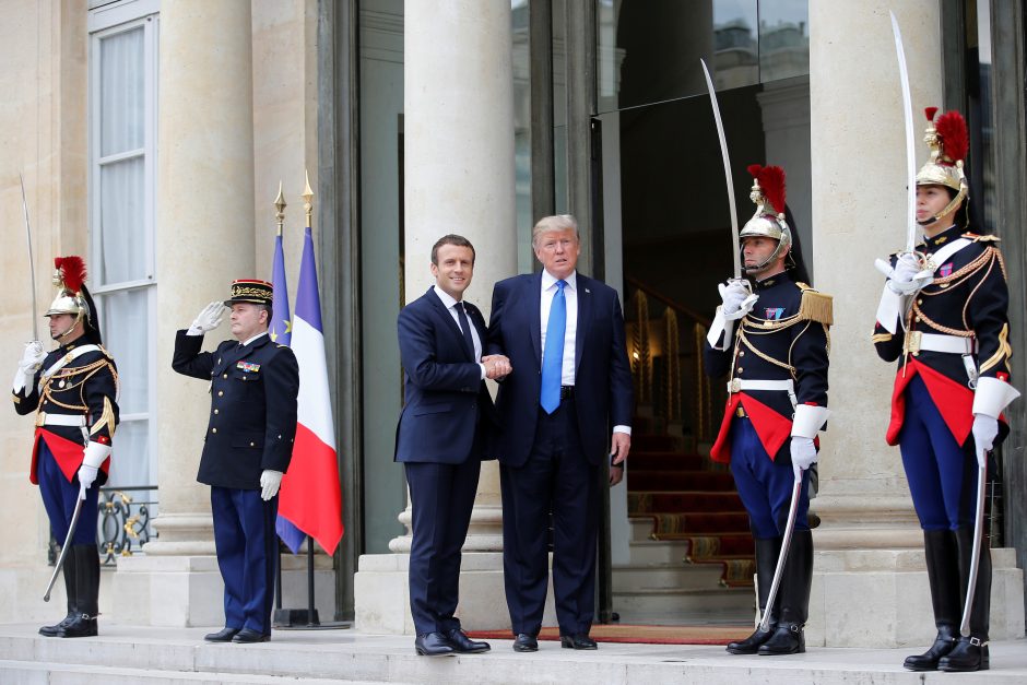 D. Trumpas atvyko į Eliziejaus rūmus derybų su E. Macronu