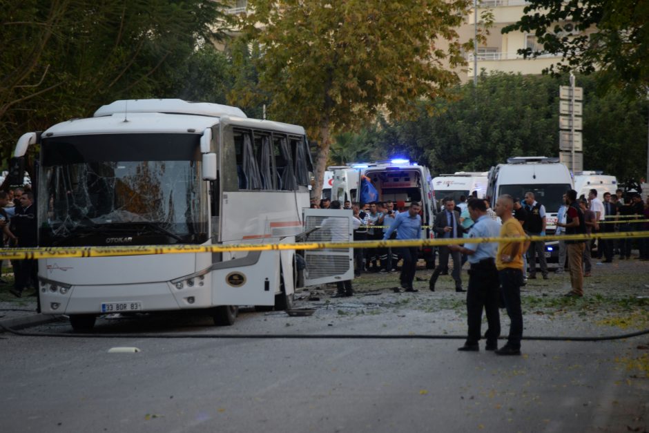 Turkijoje per sprogimą greta policijos autobuso sužeista 12 žmonių