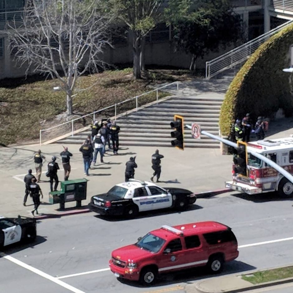 „YouTube“ biure San Fransiske moteris pašovė tris žmones 