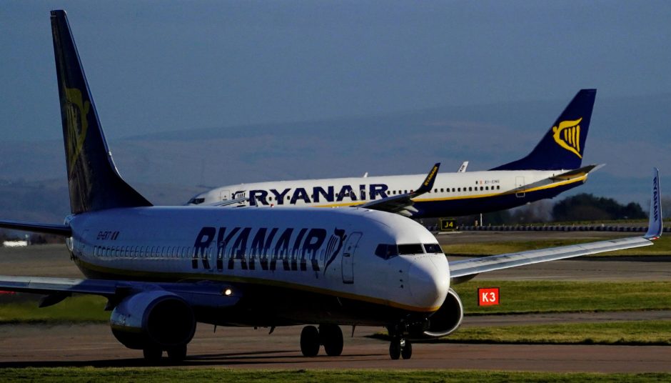 „Ryanair“ dėl streikų Europoje atšaukia 600 skrydžių