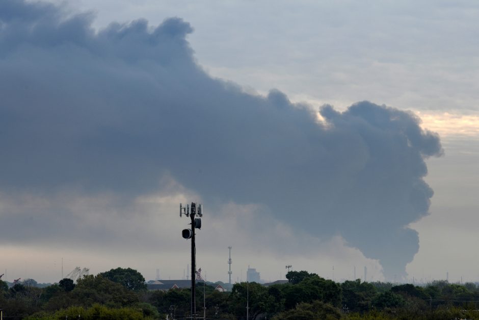 Hjustone degant chemijos gamyklai virš miesto kyla dūmų stulpas