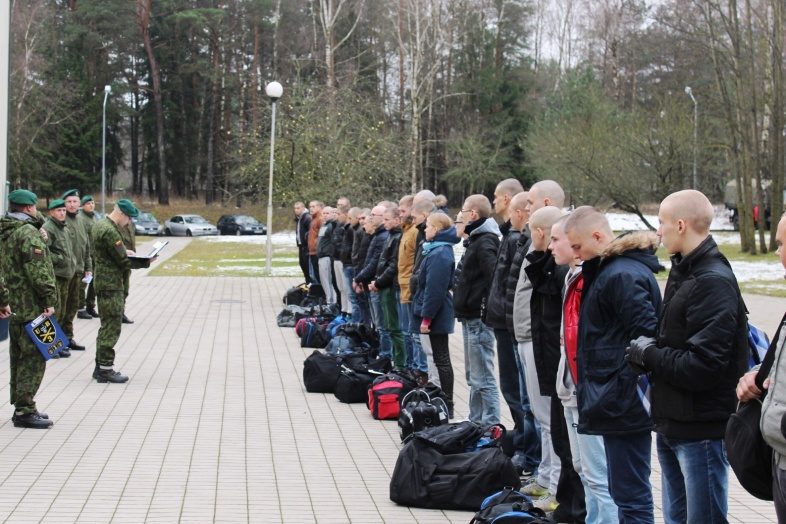 Į kariuomenės dalinius Kaune ir Rukloje atvyko per 460 šauktinių savanorių