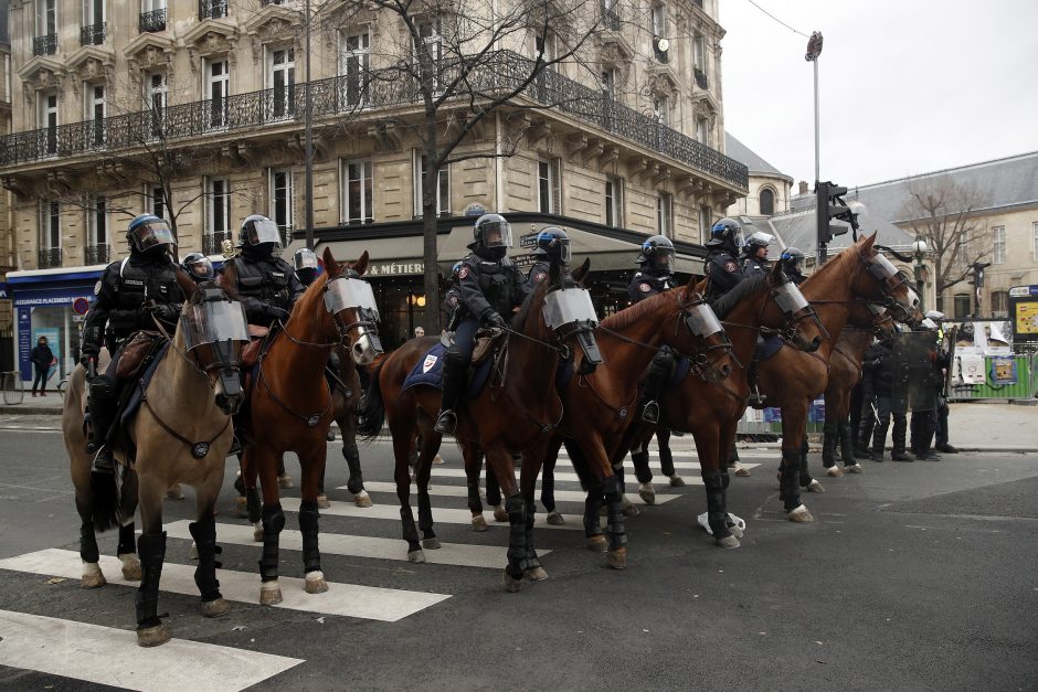 Prancūzijos „geltonosios liemenės“ smerkia prezidento iniciatyvas krizei spręsti