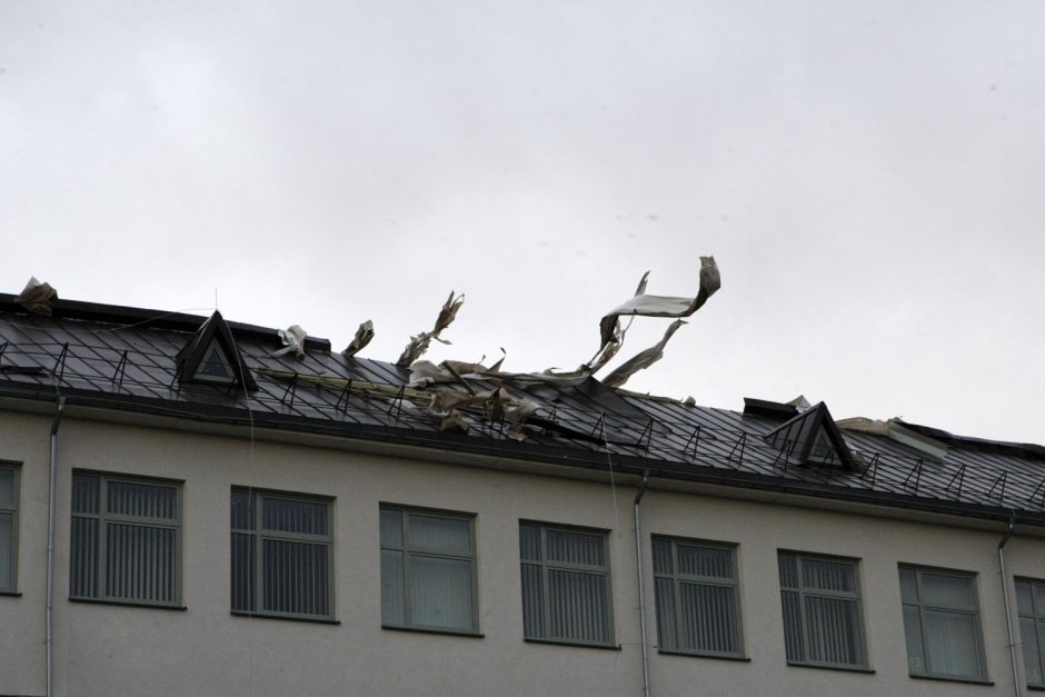 Stiprus vėjas nuplėšė mokyklos stogą
