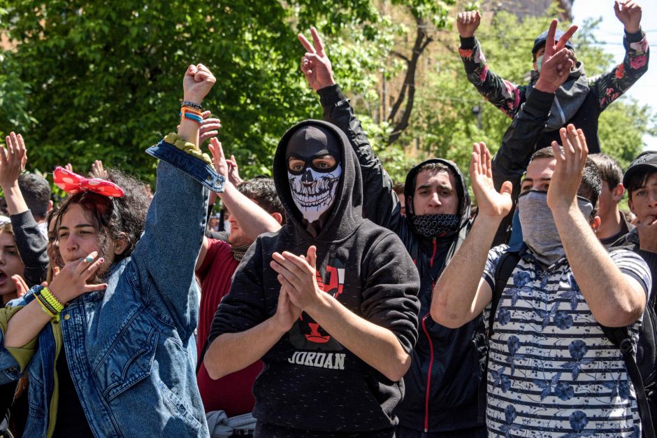 Jerevane prieš naują premjerą protestuoja mažiausiai 10 tūkst. žmonių