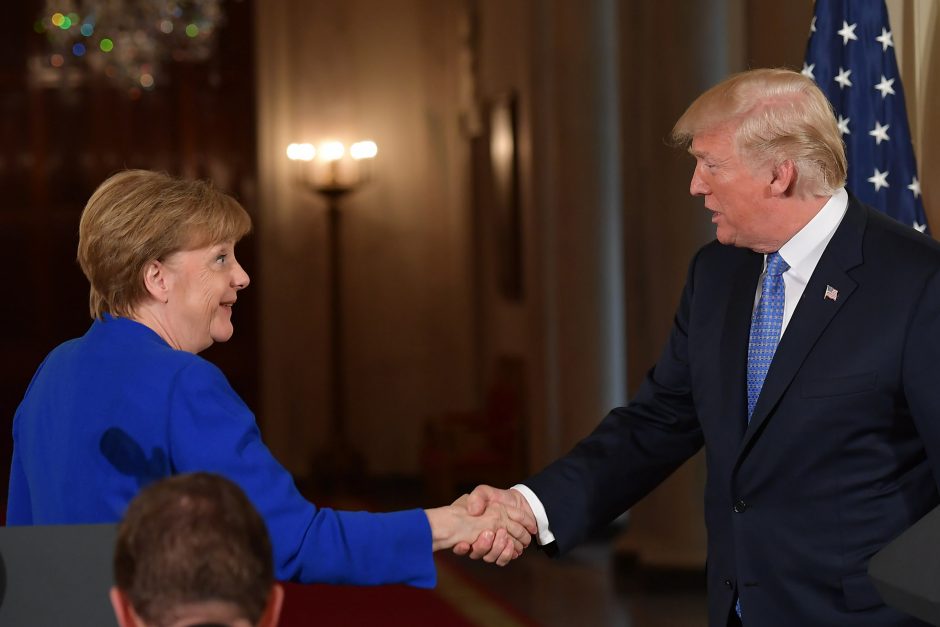 D. Trumpas priėmė A. Merkel Baltuosiuose rūmuose