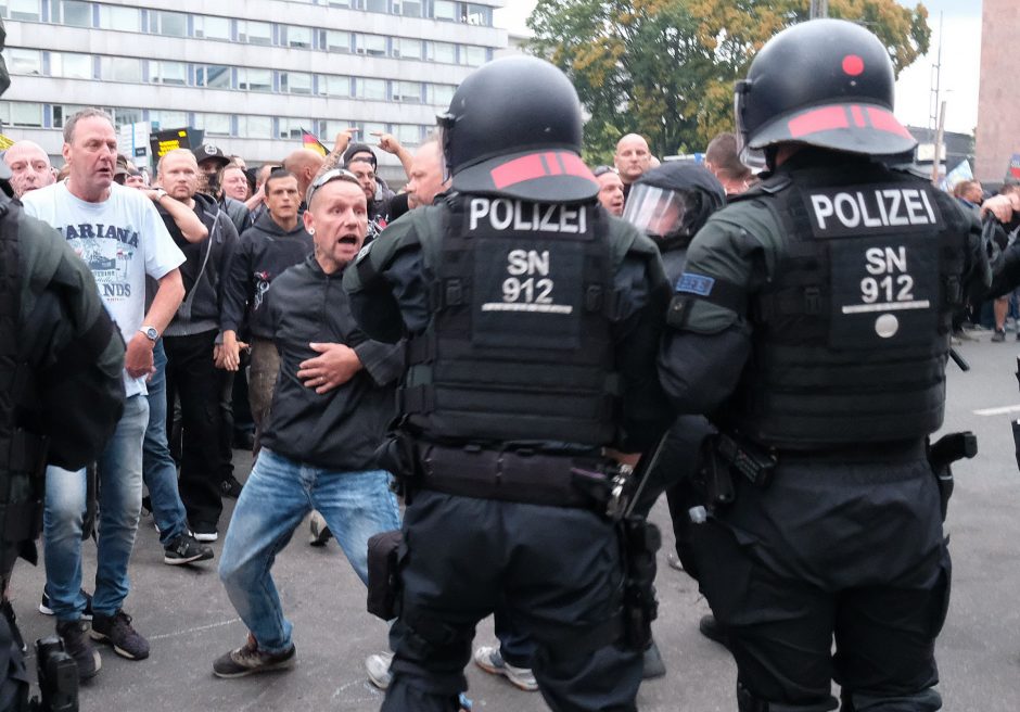 Vokietijoje per tūkstantį žmonių protestuoja prieš dešiniųjų ekstremizmą