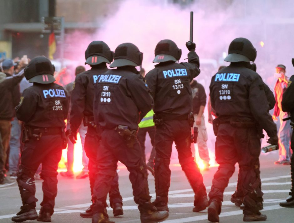 Vokietijoje per tūkstantį žmonių protestuoja prieš dešiniųjų ekstremizmą