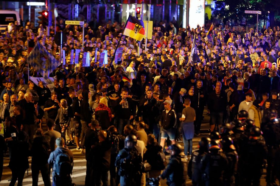 Vokietijoje per tūkstantį žmonių protestuoja prieš dešiniųjų ekstremizmą