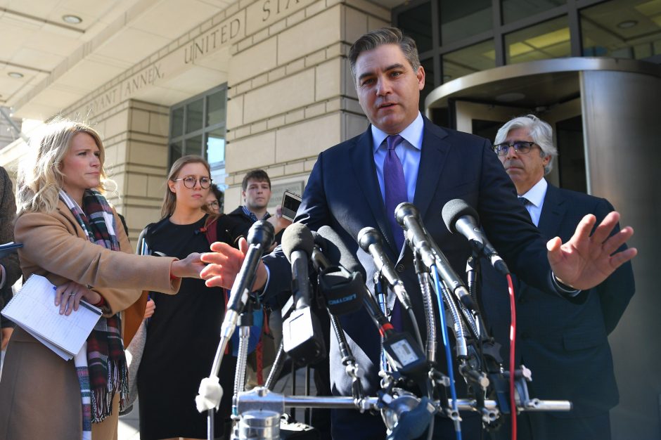 JAV teismas: Baltieji rūmai privalo grąžinti akreditaciją CNN reporteriui J. Acostai