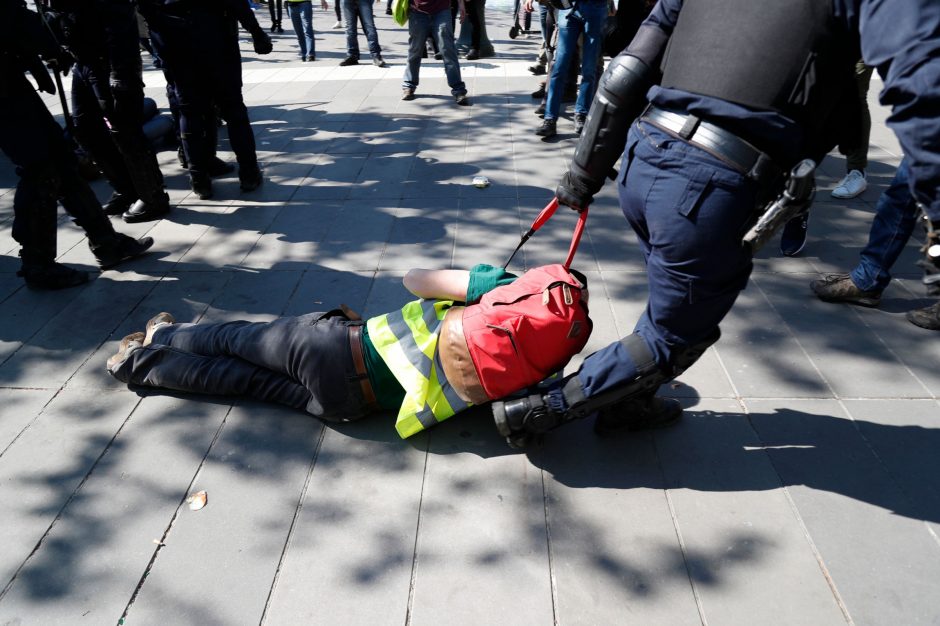 Paryžiuje sulaikyti beveik 130 „geltonųjų liemenių“ protestuotojų 