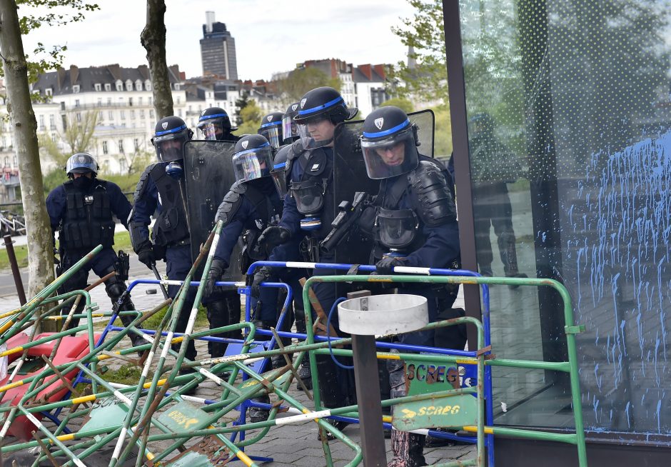 Prancūzijoje per demonstrantų ir policijos susirėmimus nukentėjo 24 pareigūnai