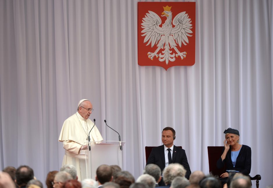 Popiežius ragina lenkus priimti žmones, bėgančius nuo konfliktų ir vargo