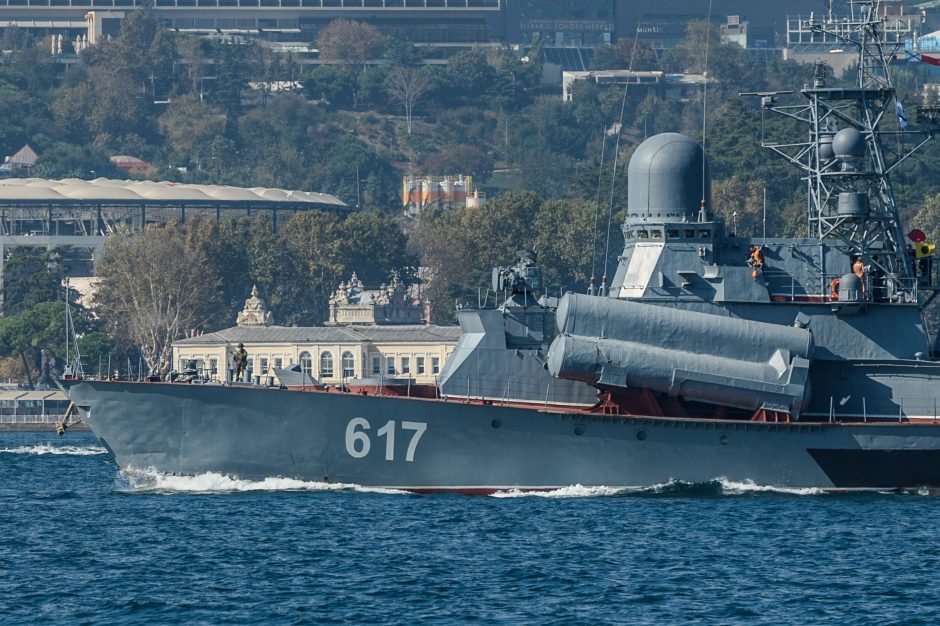 Rusų karo laivas praplaukė Bosforo sąsiauriu į Siriją