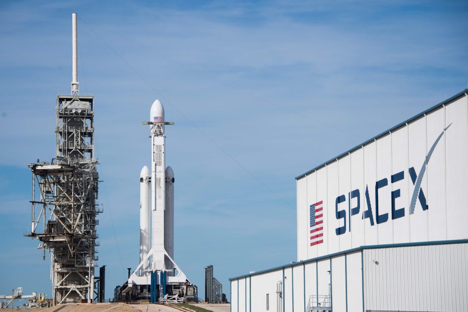 „SpaceX“ paskelbs pirmojo kelionės aplink Mėnulį turisto pavardę