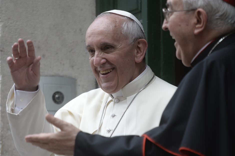 Popiežius ragina senus vienuolynus paversti pabėgėlių prieglaudomis
