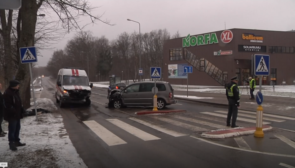 Į avariją pateko medikų automobilis, gabenęs naujagimį