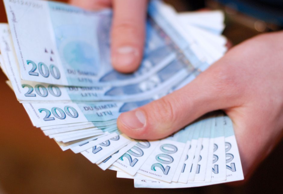 Alytuje du žmonės bandė atsiskaityti suklastotais 200 litų banknotais