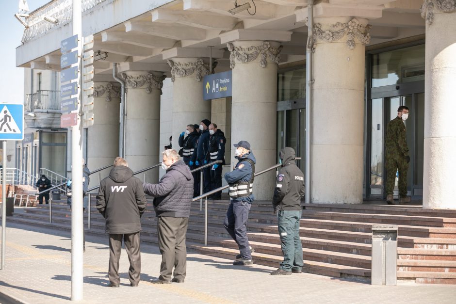 Trečiadienio vakarą grįžę į Lietuvą atsidūrė ne karantine, o išvyko namo