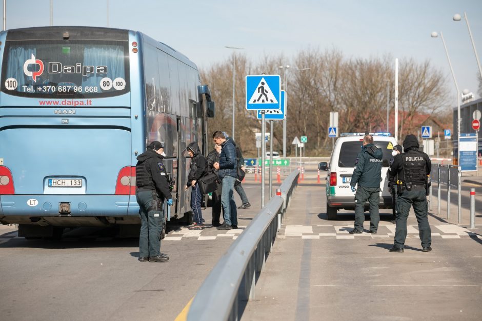 Trečiadienio vakarą grįžę į Lietuvą atsidūrė ne karantine, o išvyko namo