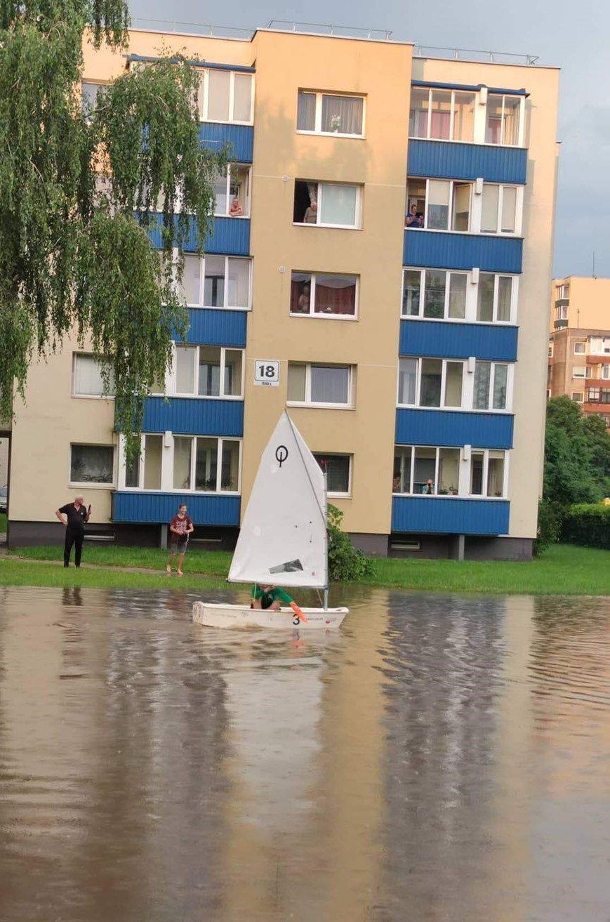 Elektrėnus užklupo stipri liūtis