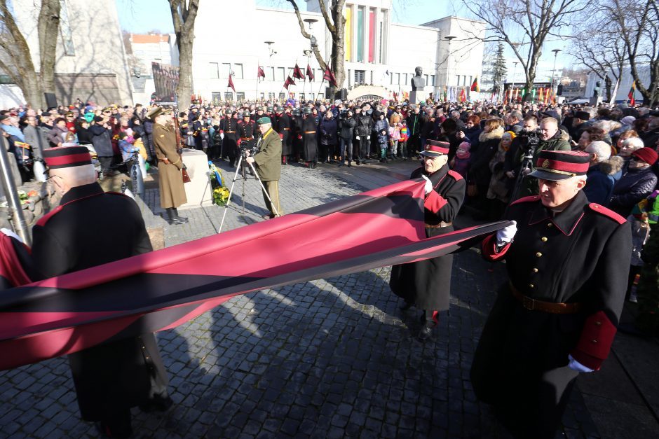 Per Kauną nuvilnijo šventinis trispalvis šurmulys ir sveikinimai