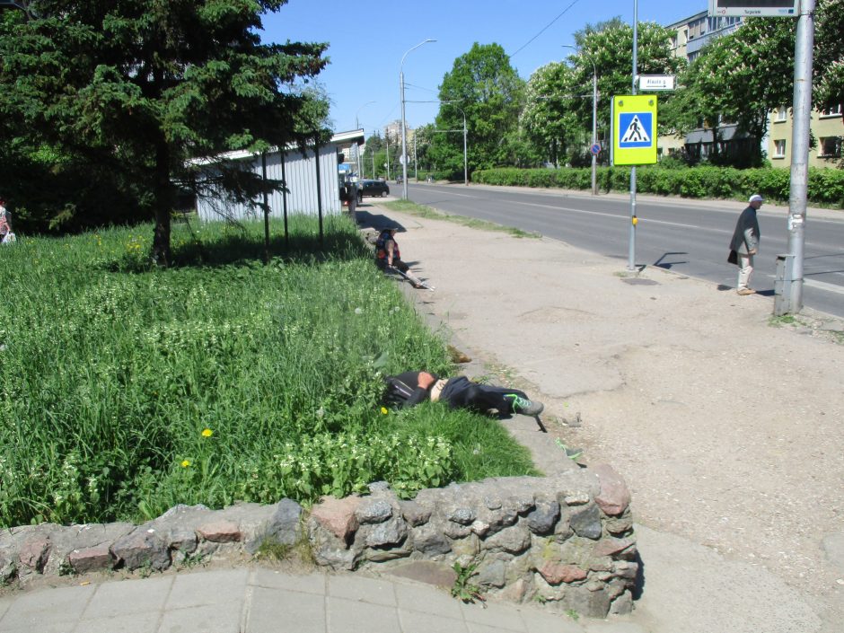 Kodėl girtuokliai vidurdienį gali netrukdomi miegoti viešose vietose?