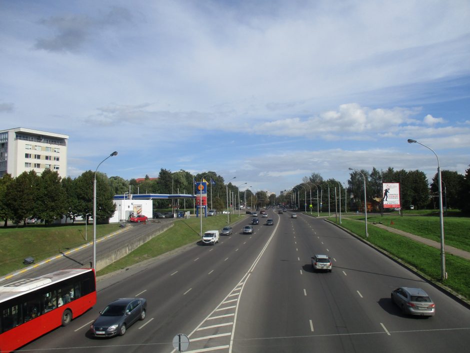 Kelių būklė ir eismo sąlygos: kelių dangos daugiausia sausos