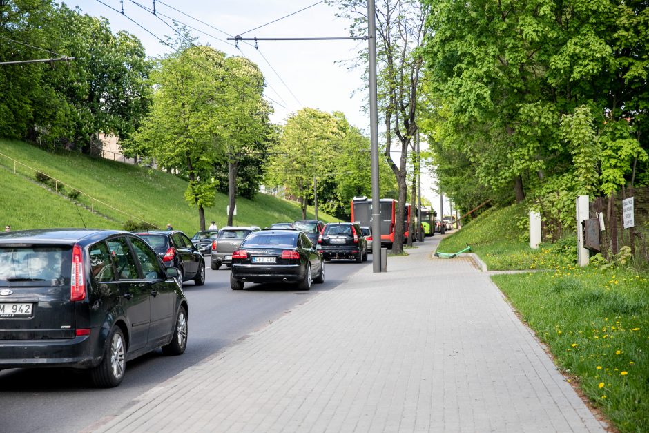 Kaune vairuotojai stringa didžiulėse spūstyse