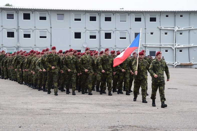 NATO priešakinių pajėgų batalione Rukloje tarnybą pradėjo Čekijos kariai