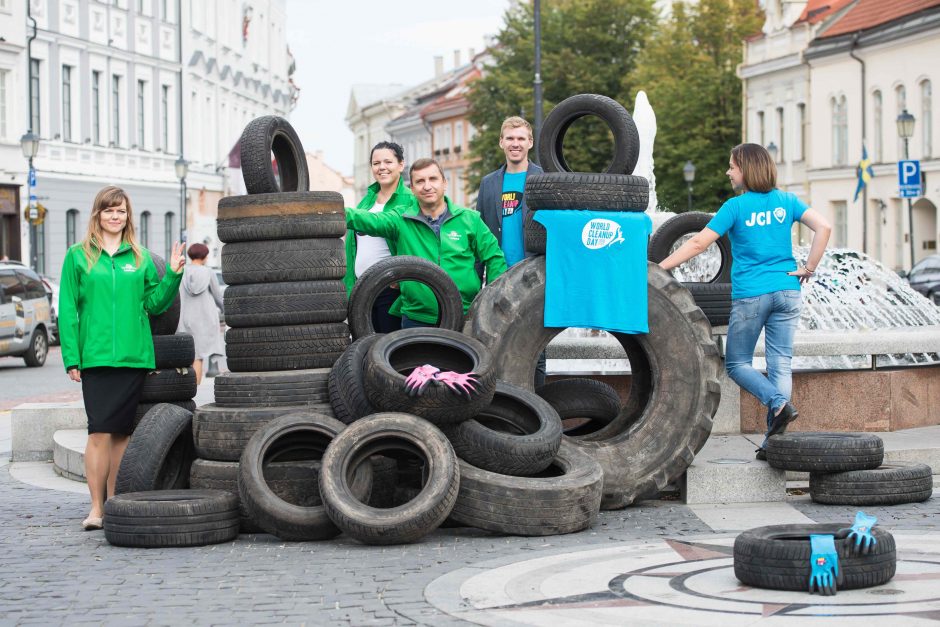 Rotušės aikštėje sukrautos padangų krūvos atkreipė net pareigūnų dėmesį