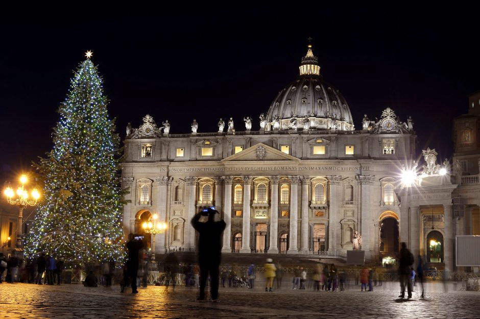 Vatikane uždegtos šventinės Kalėdų vilties ir meilės ugnys