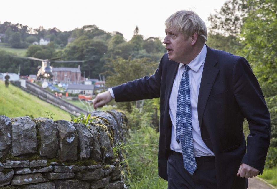 Jungtinės Karalystės premjeras apsilankė miestelyje, kuriam pavojų kelia užtvanka