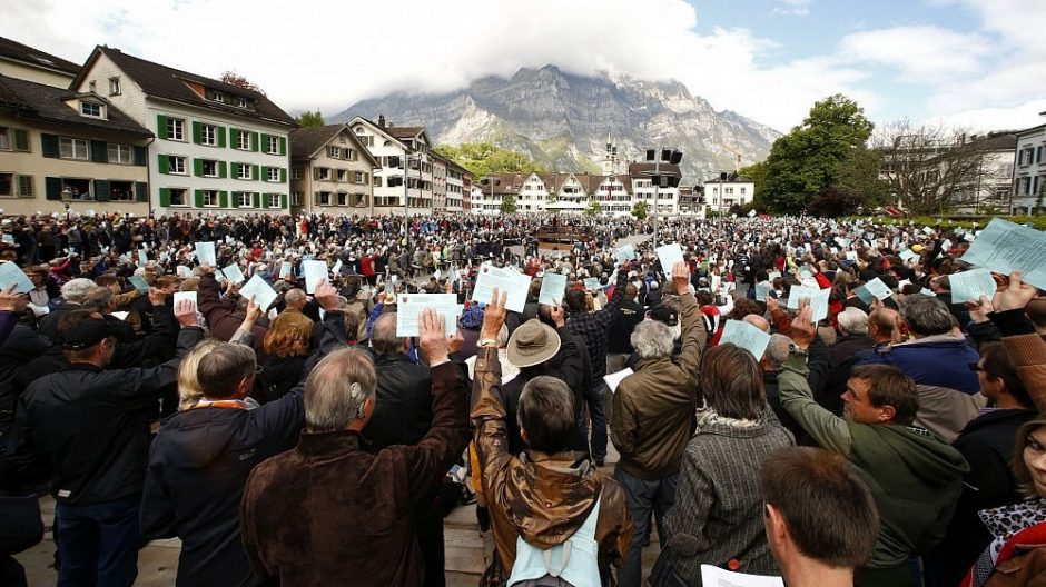 Šveicarijoje surinkti parašai dėl referendumo prieš brangumą